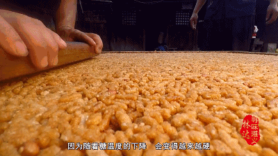  
在贵州遵义，红薯的归宿不止烤炉，还有糖锅。当地人喜欢将红薯切成细丝，做成一种