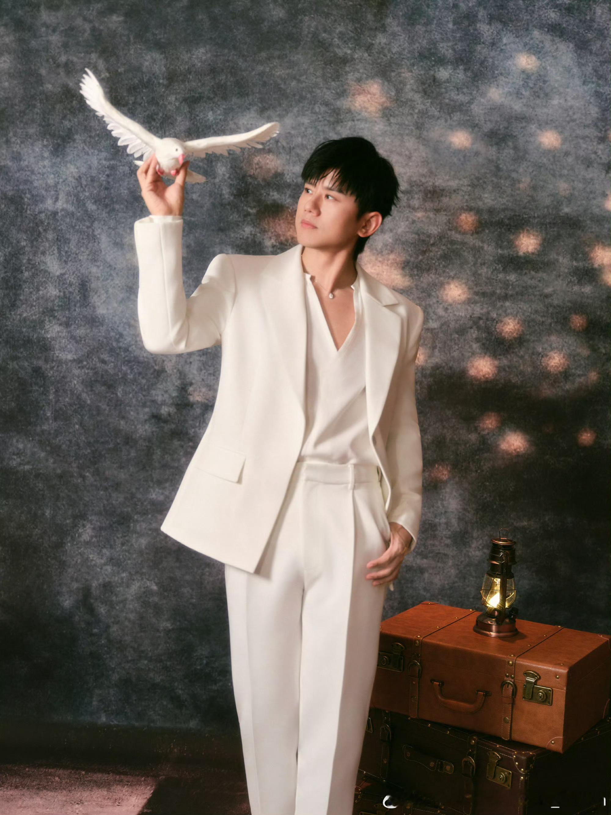 张杰[超话]  ✨  张杰未live开往1982巡回演唱会 “你们就像星星一样闪