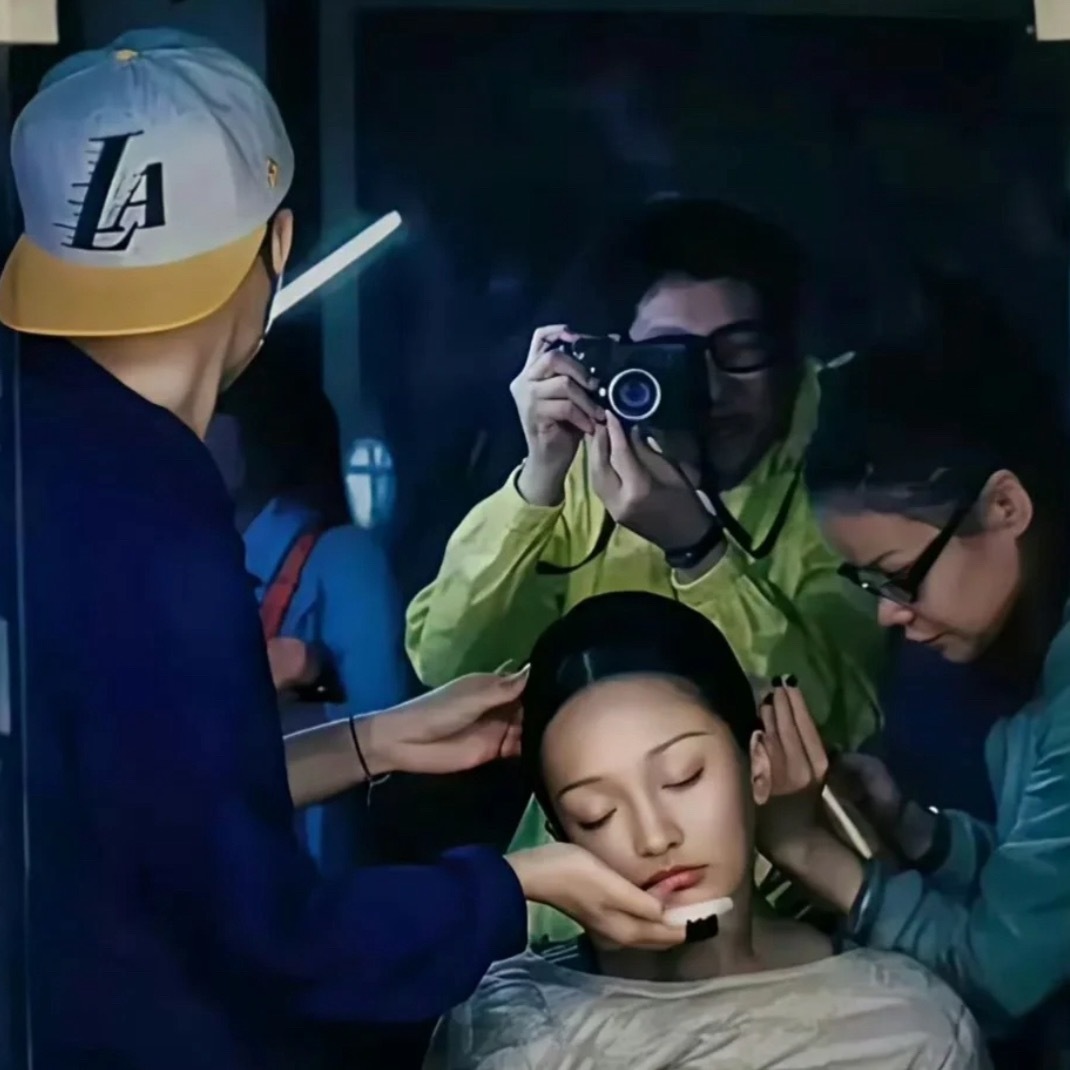 周迅拍《如懿传》时过于困倦的一张照片。2016年，周迅在拍《如懿传》时太困睡着了