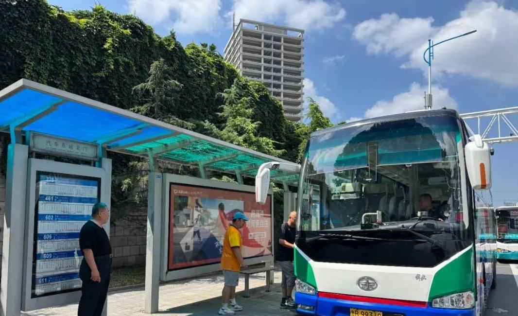 夏日生活打卡季青岛市深圳路（香港东路至苗岭路段）东半幅道路封闭施工结束，具备公交