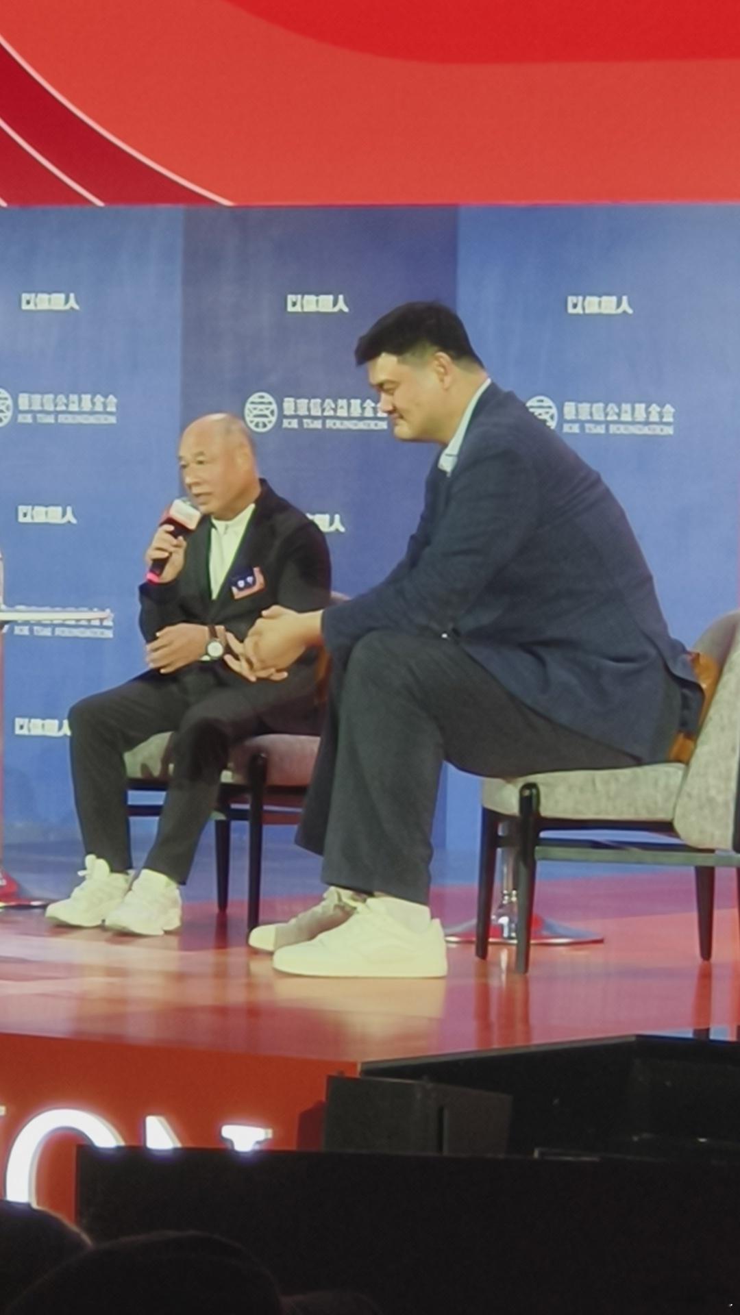 以体树人  姚明这把椅子太小了。担心。 