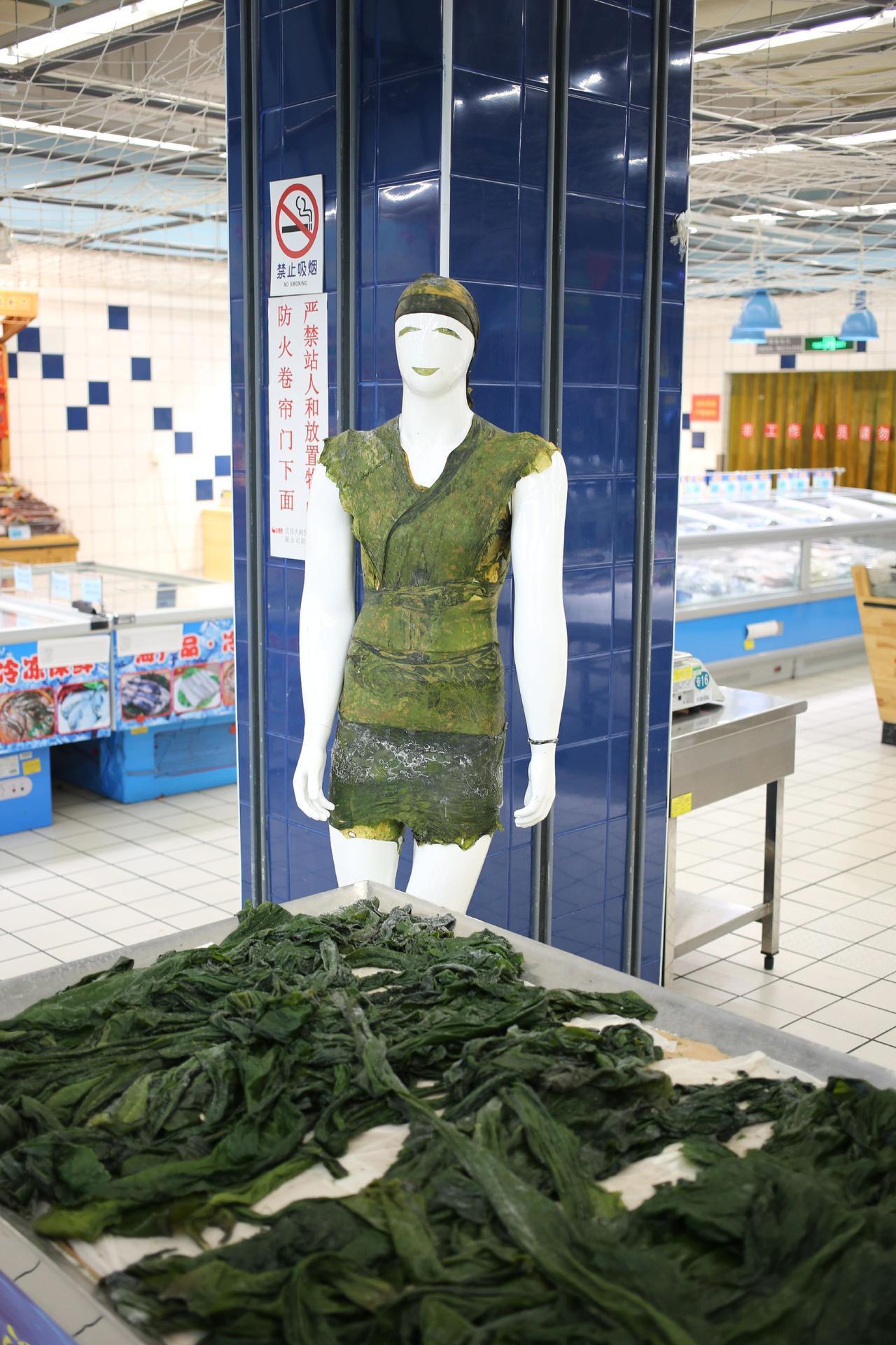 那个蛮有意思的海带人模特，还有多少人记得？
最后一张2020年拍摄，其他均为20