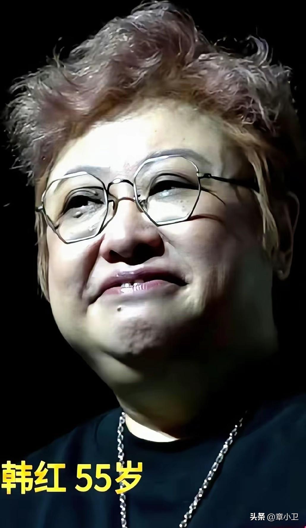 网友说：心中有爱，眼里有光，脸上有面儿，腕上有表如何看待韩红