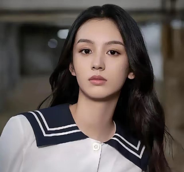 好奇查了一下周也的出身。不查不知道，一查才知道，周也根本不是资源咖，她就是一个不