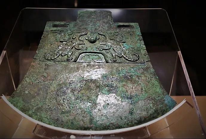 妇好墓出土了4件青铜钺。其中一件大钺长39.5厘米，刃宽37.5厘米，重达9千克