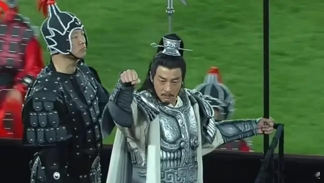 何润东项羽装扮现身宿迁奥体！何润东是真真吃到了《逐玉》的红利，靠与张凌赫粉底液将