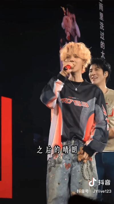 鹿晗惊现王力宏演唱会。
鹿晗捯饬一下内娱的天都亮了。这句话的含金量还在上升。
