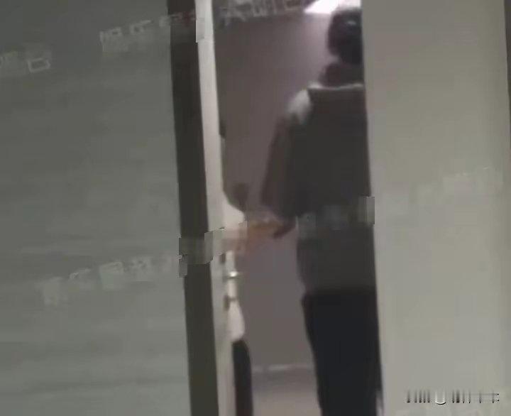 说到张云龙和娜扎各自的感情经历，张云龙的要稍微简单一下，没有乱七八糟的绯闻，前任