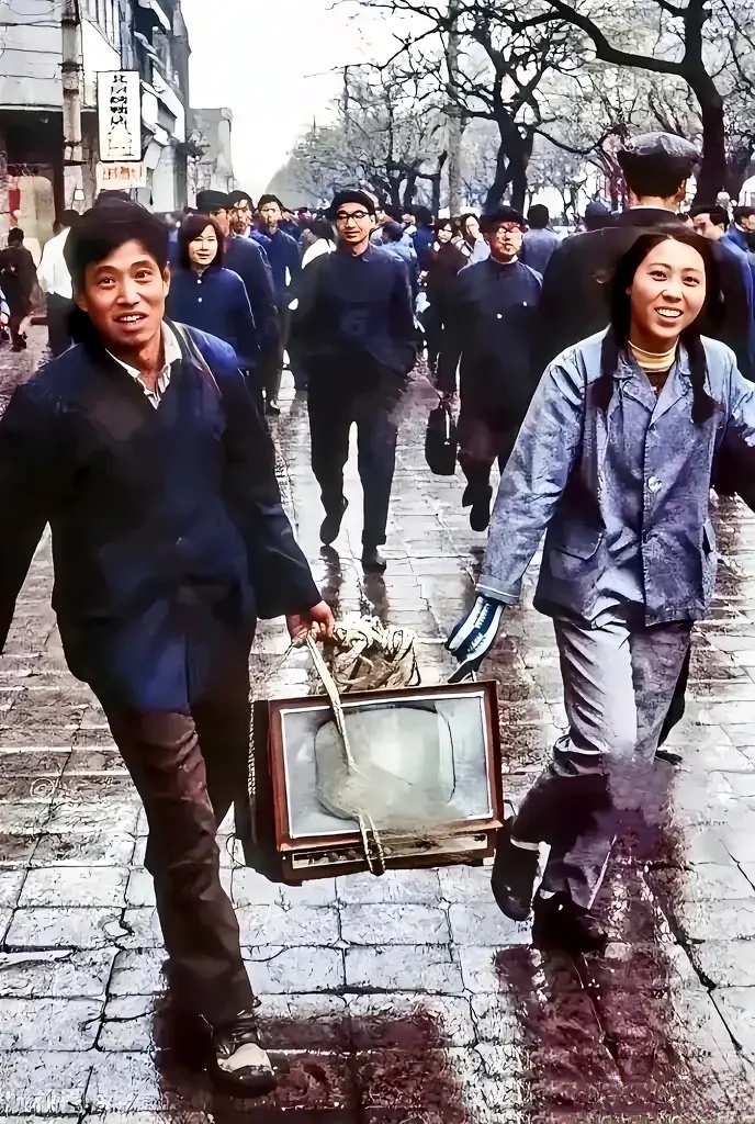 那个时代的人，每个人都面带笑容，生活虽然不富裕，但幸福。过去什么都缺，但不缺幸福