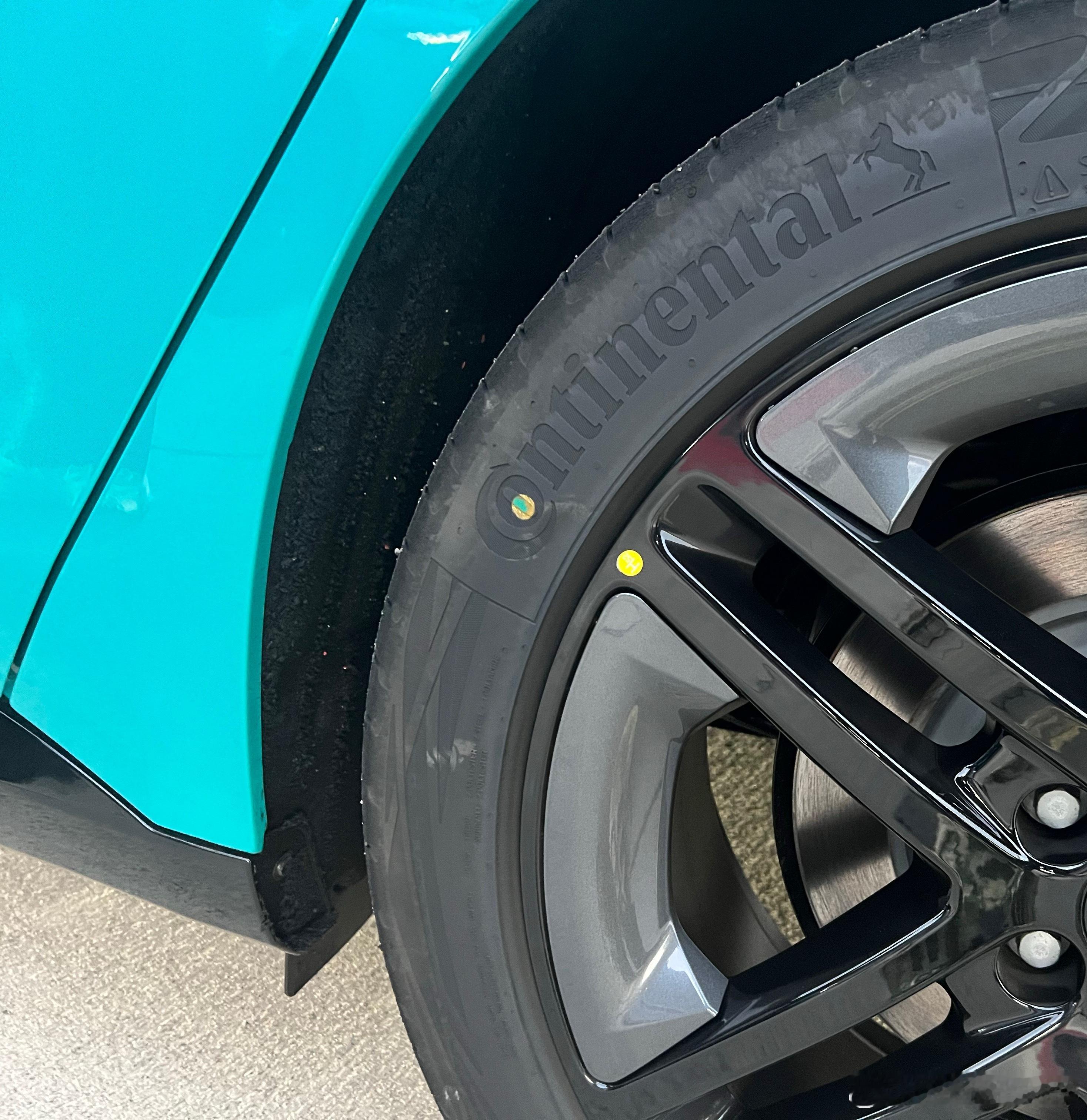 夸一下某国产品牌车型，不到15万的车，4条245 19寸的马牌轮胎，装胎非常标准