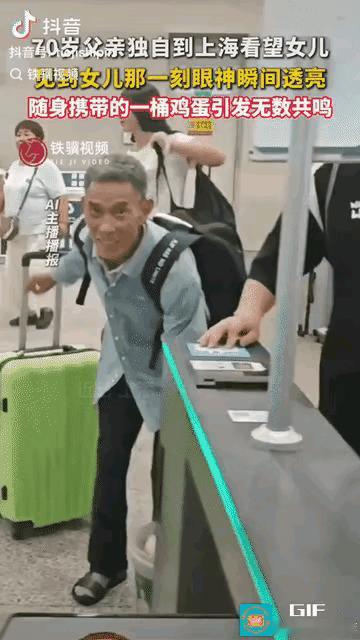 泪目了。一名70多岁老父亲独自去上海看女儿，一手拉行李，一手提鸡蛋，原以为女儿不