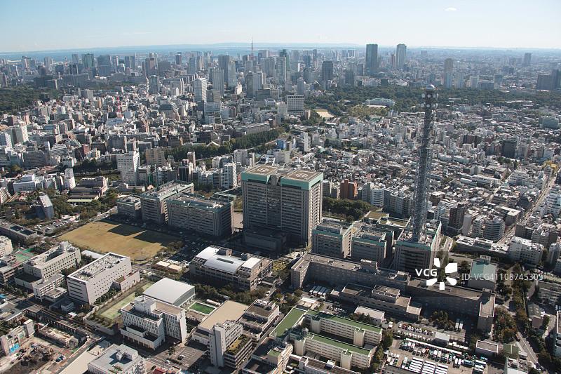 这两天，东京又敲定了新版自卫队官阶名称的方案，幕僚长等一律改为将。同时一佐改回大