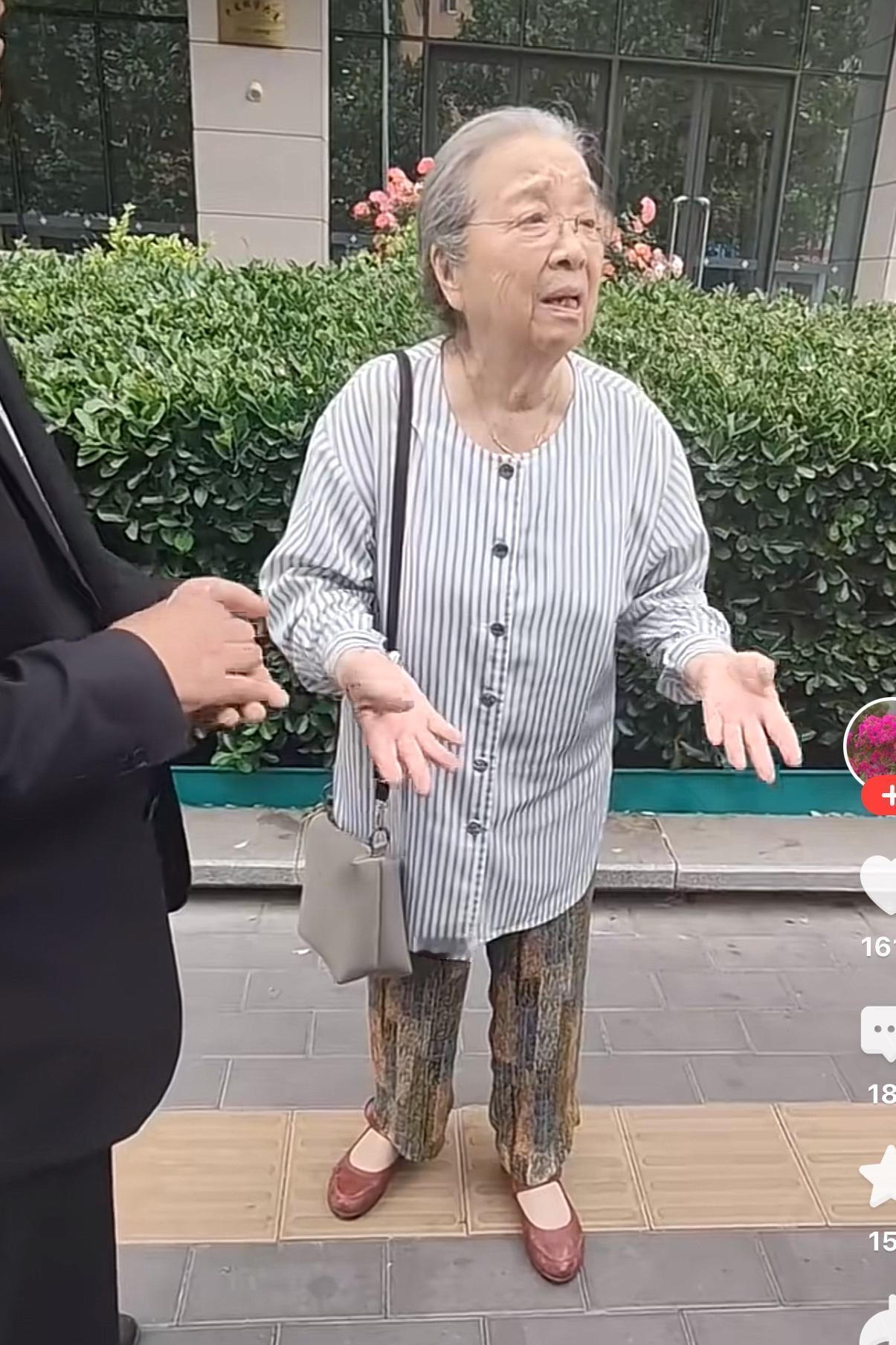 大家还记得不，那个演‘容嬷嬷’，被大家恨的牙齿痒痒的李明启奶奶，今年竟然90岁高