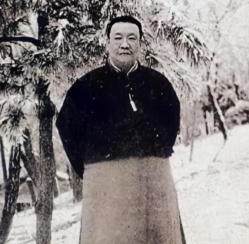 1879年浙江巡抚谭钟麟午睡之后，路过通房丫头卧室时与之发生关系，而就是这一次丫