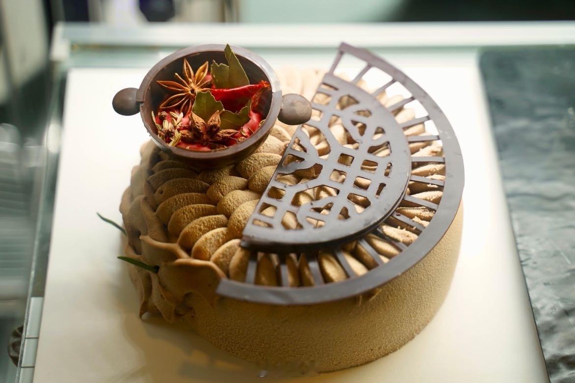 法式甜点总会给人带来无限的惊喜和快乐，作为一个高级西点师，除了专业的手法、衬手的