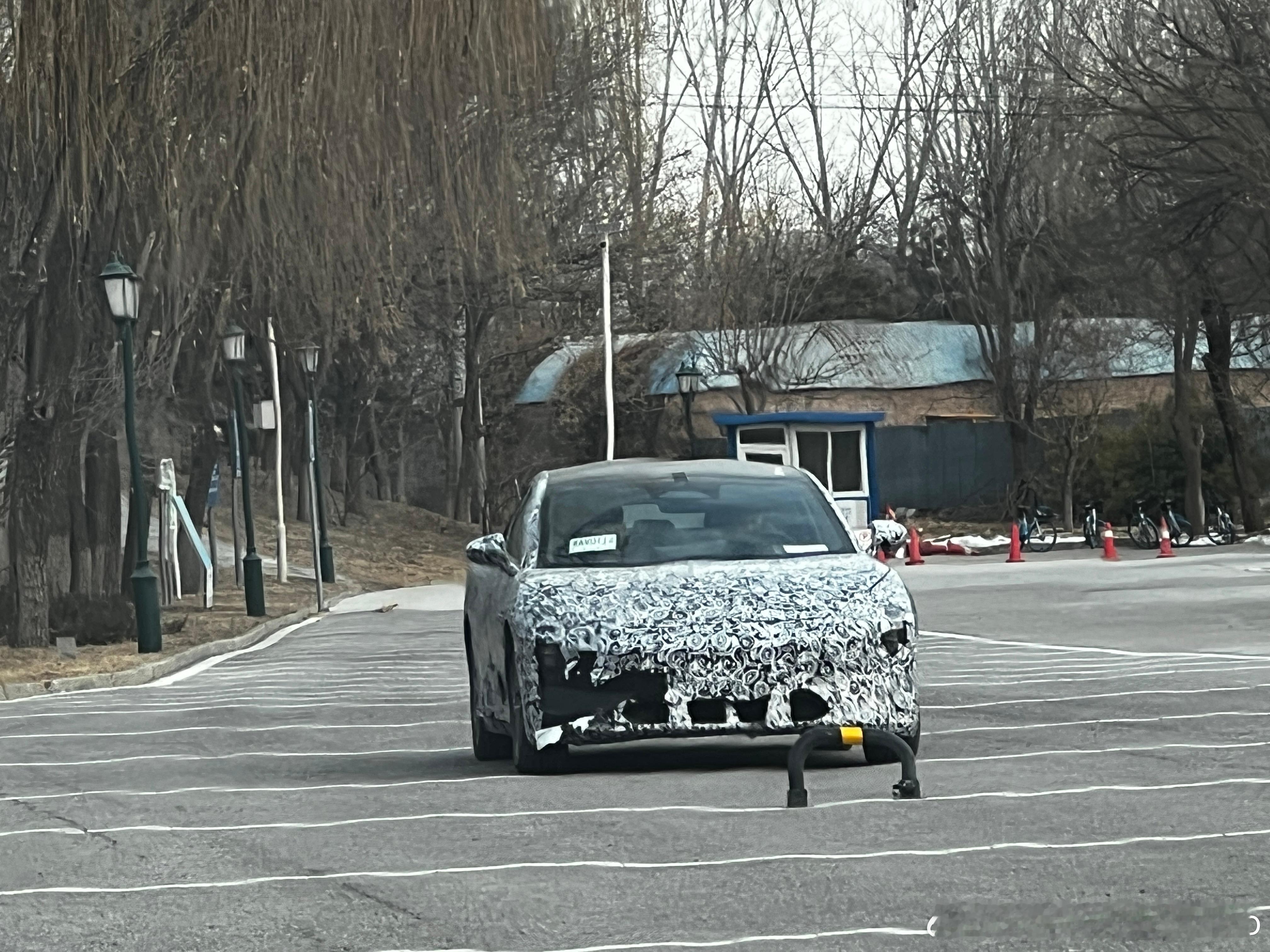 今天拍摄又遇到一台谍照车，这个是真的猜不到是什么了，大家帮忙来看看[二哈][二哈