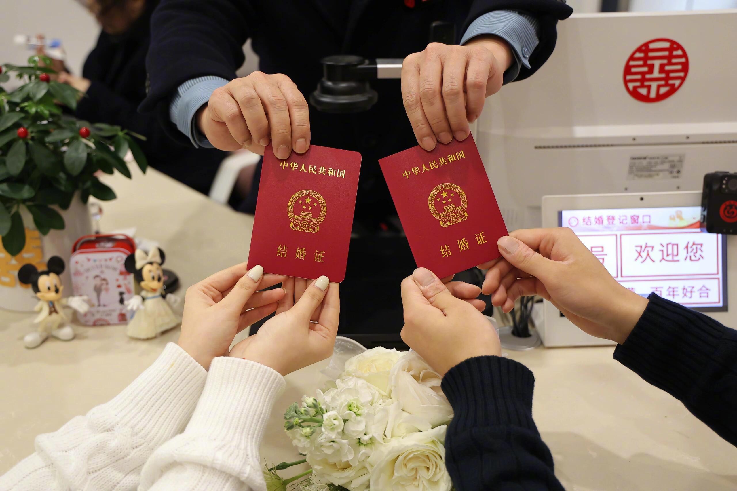 情侣自驾上海拔3250米云端领证这届年轻人表达爱意的方式太超前了，把领证仪式搬到