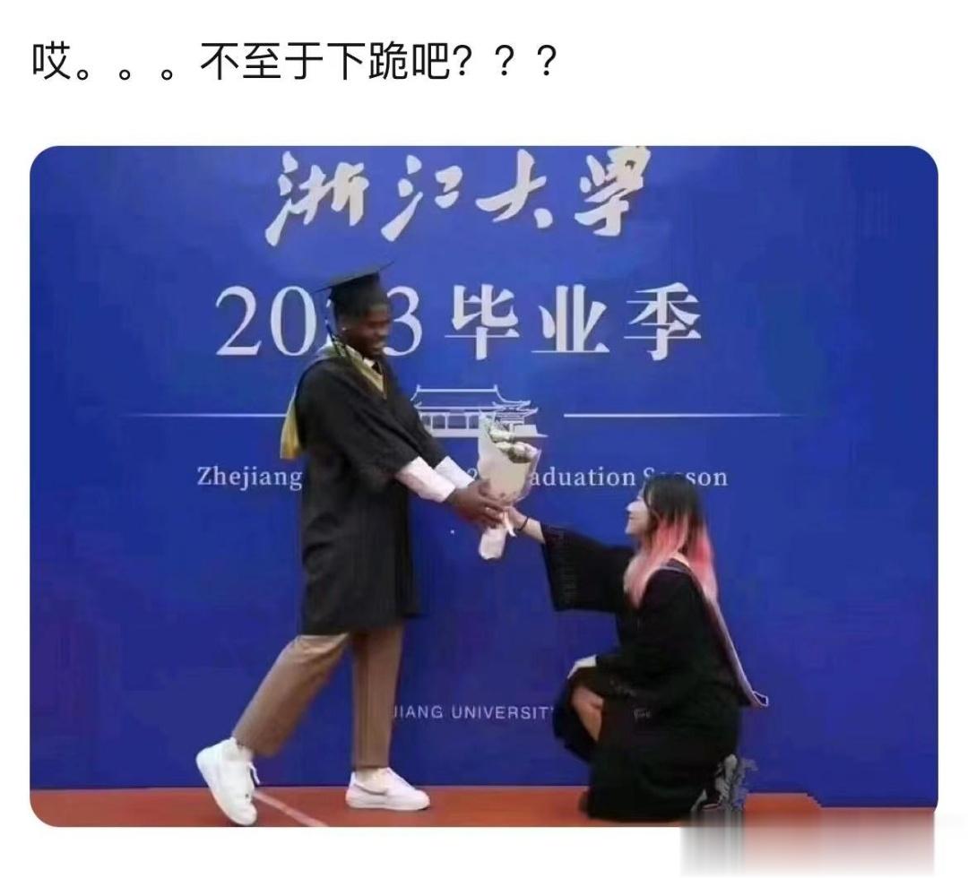 这个……算是求婚吗？第1次见女生，给男的下跪敬献鲜花？？[疑问][疑问]希望这个
