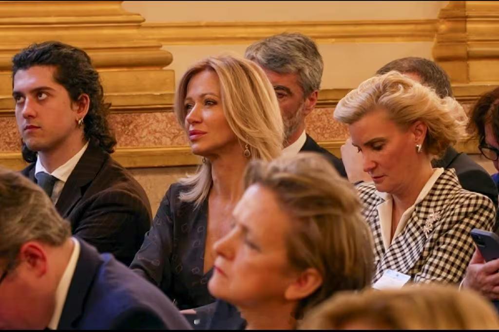 4.10 西班牙胡安·卡洛斯国王出席颁奖礼。他自传拿奖了。俩闺女伊莲娜和克里斯蒂