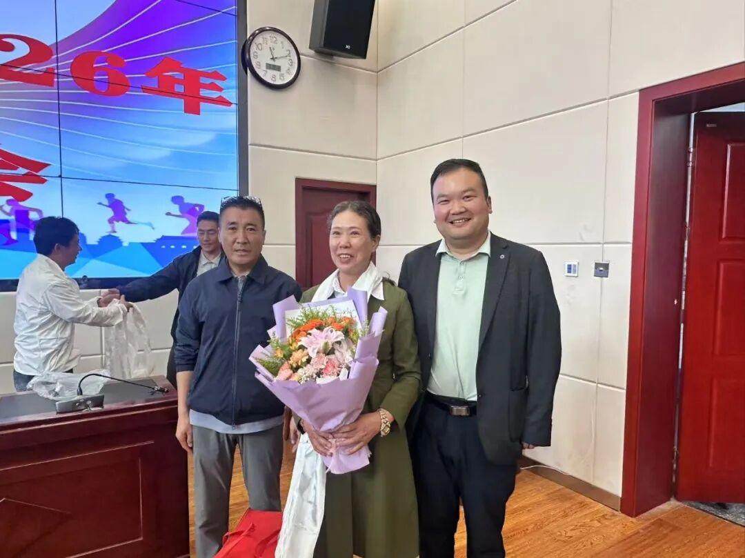 西藏巴宜区中学7月10日举行王彩莲老师荣誉退休仪式！
（来源：《林芝巴宜区中学》