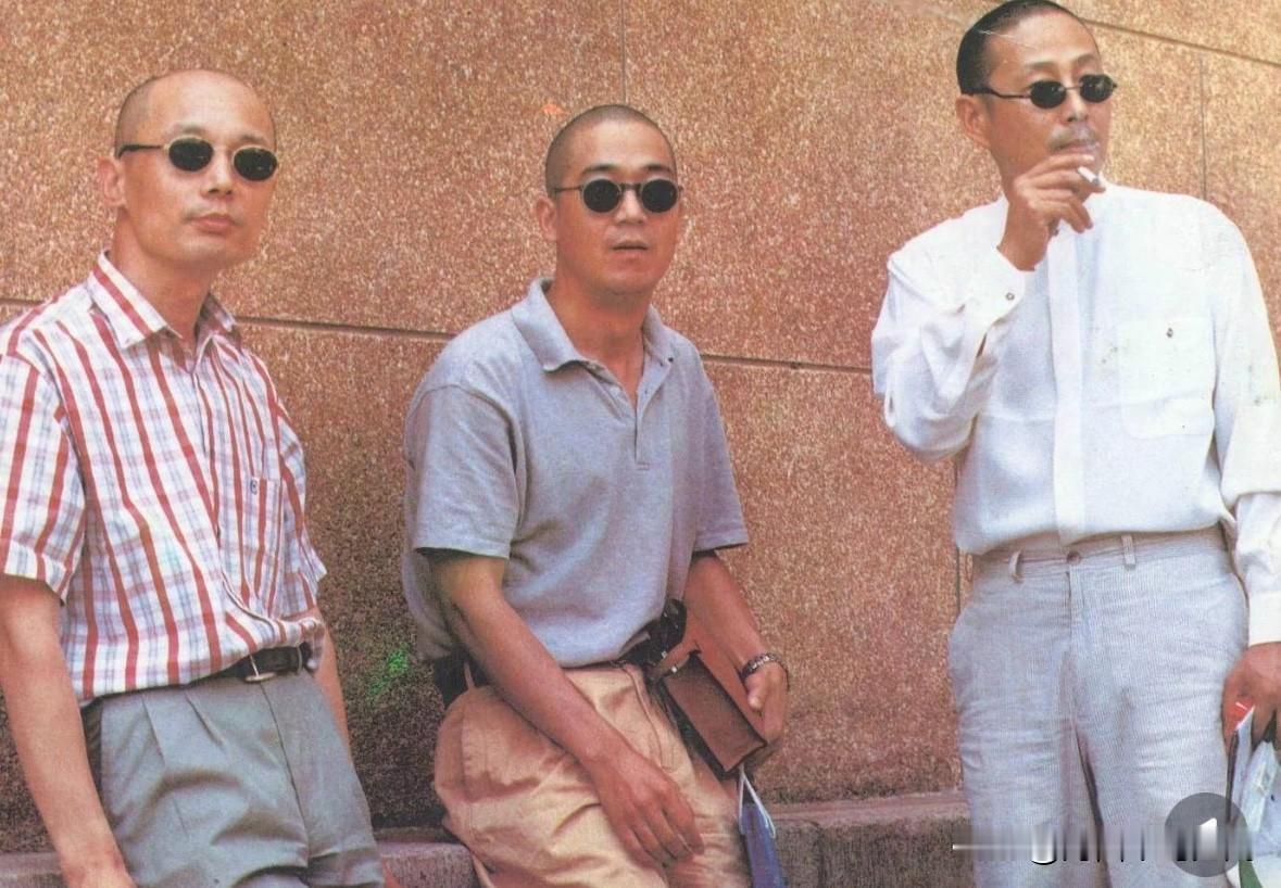 90年代，陈道明、张国立、葛优在北京老城墙下的留下十分罕见的合影。