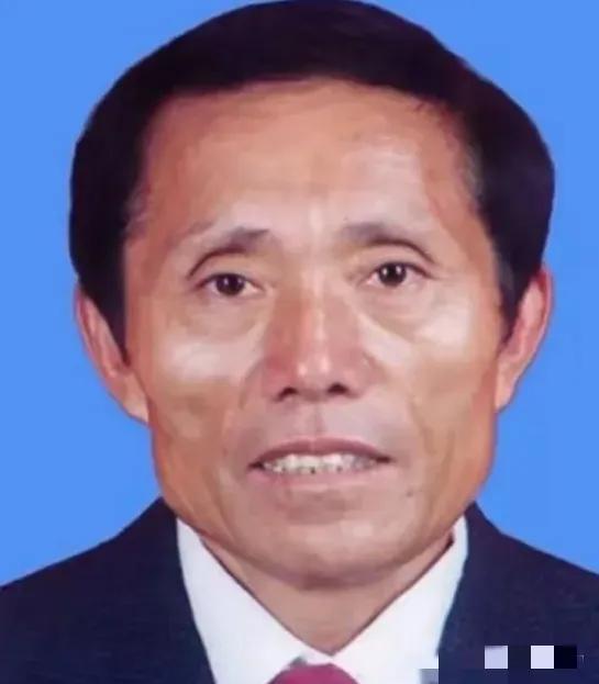 1991年，村官李连成一上任就为村里办了三件事：第一件事将自家价值200多万元的