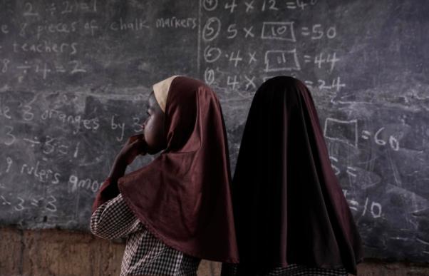 近日看到这样一篇文章《母语还是英语？非洲人口大国的教育之争与文化拉扯》，显然又是