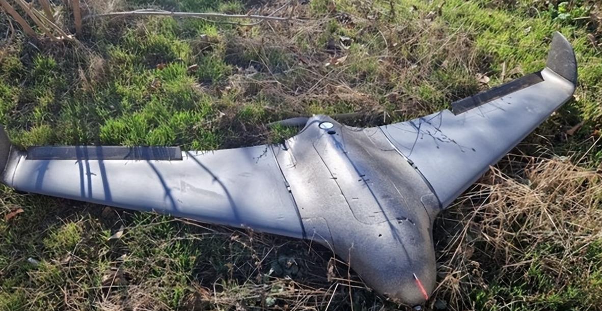俄罗斯军队首次在袭击哈尔科夫州乌克兰武装部队阵地时使用了新的蓝莓系列无人机。
