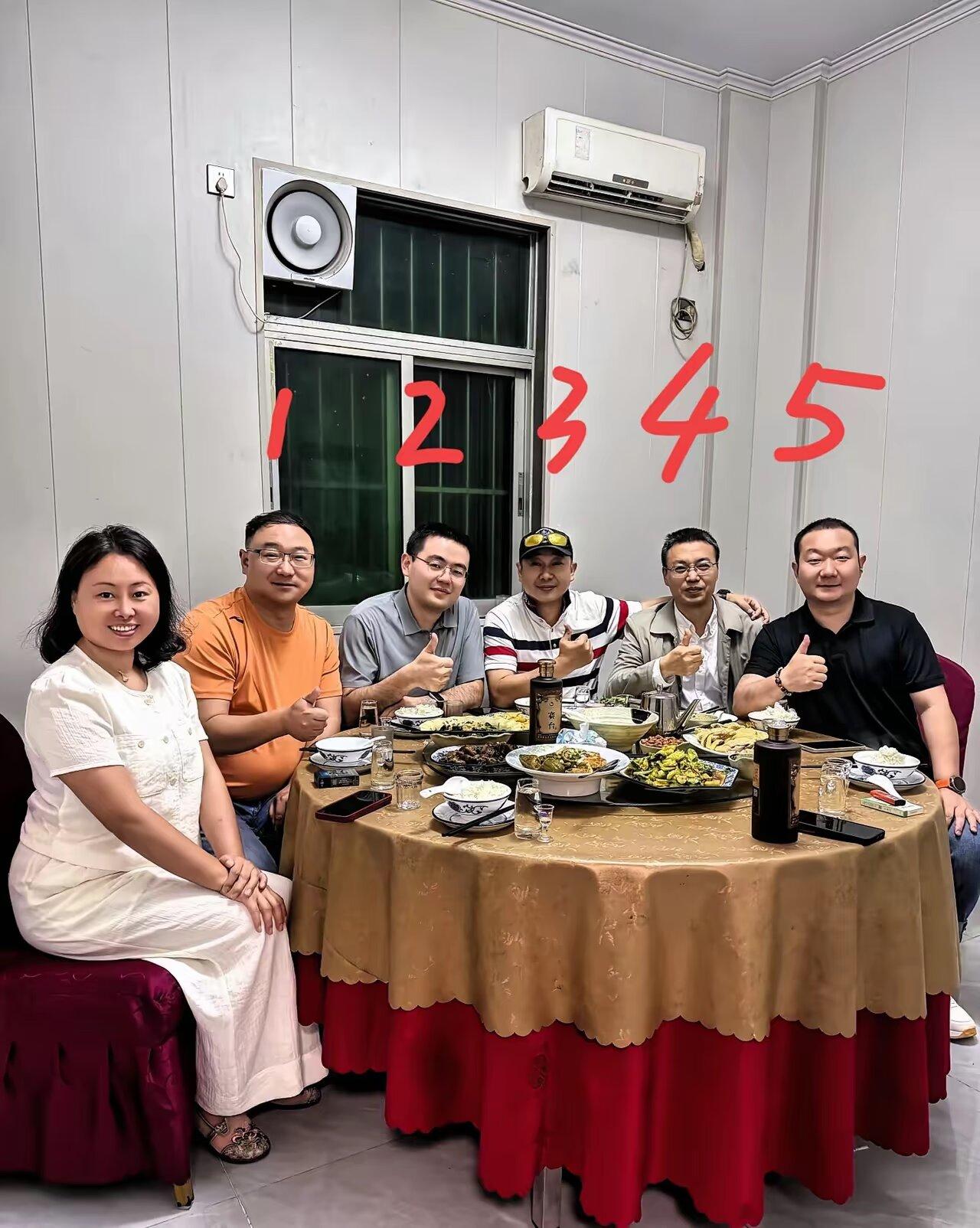 朋友又考我：聚会上的五位男士哪个是体制内工作的？
  1号的肚子像，能装；2号的