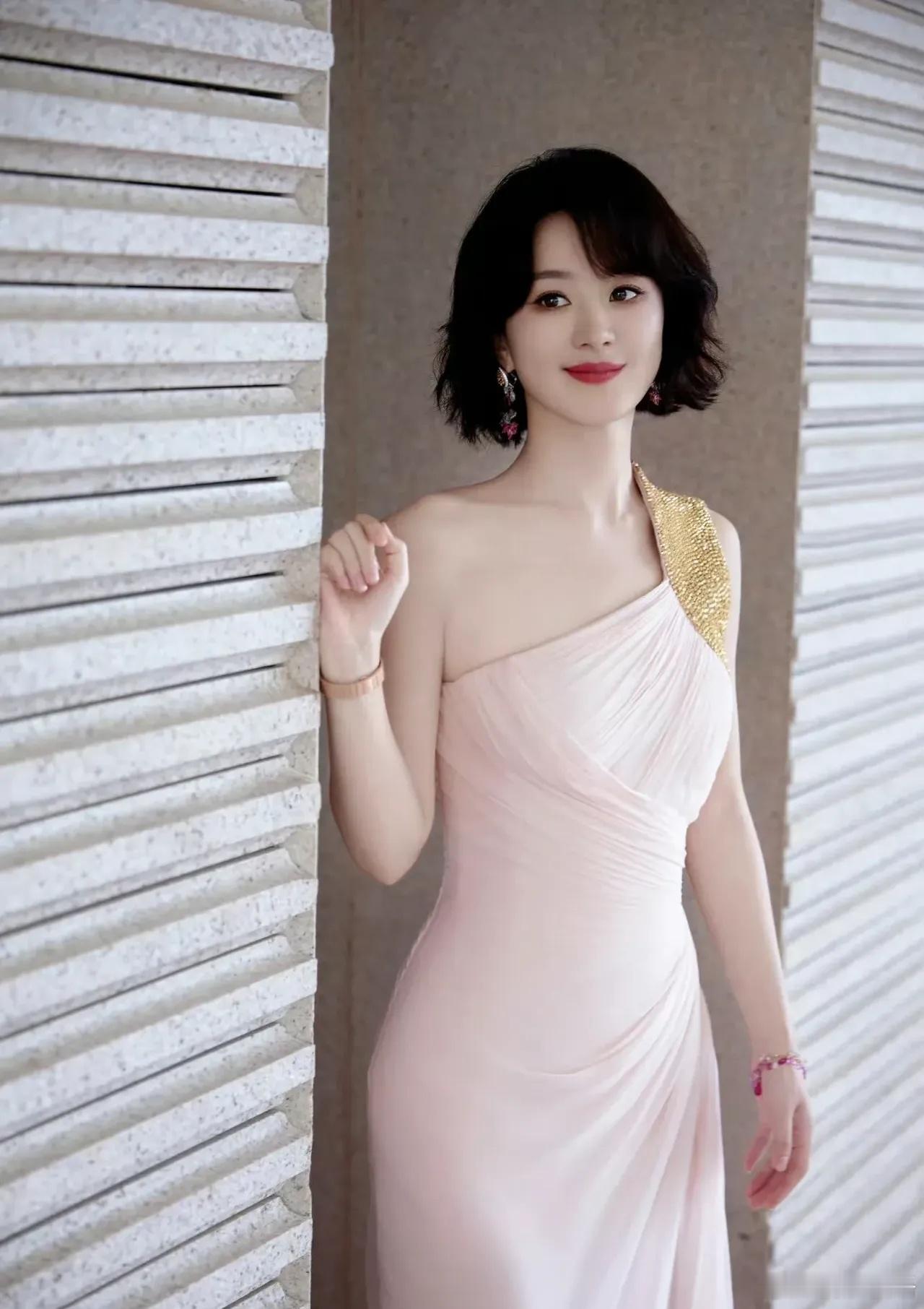 赵丽颖金鸡奖造型师是闵塔鲨 欣赏一下丽颖金鸡奖造型，美好的一天从看美女开始，笑容