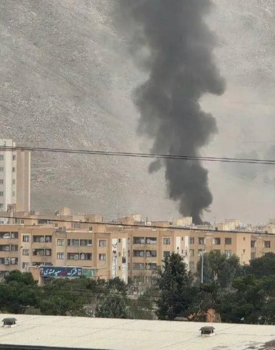 稍早前，美以又空袭伊朗首都德黑兰东部了，大家肉眼都能看出来，这次空袭的烟比一周前