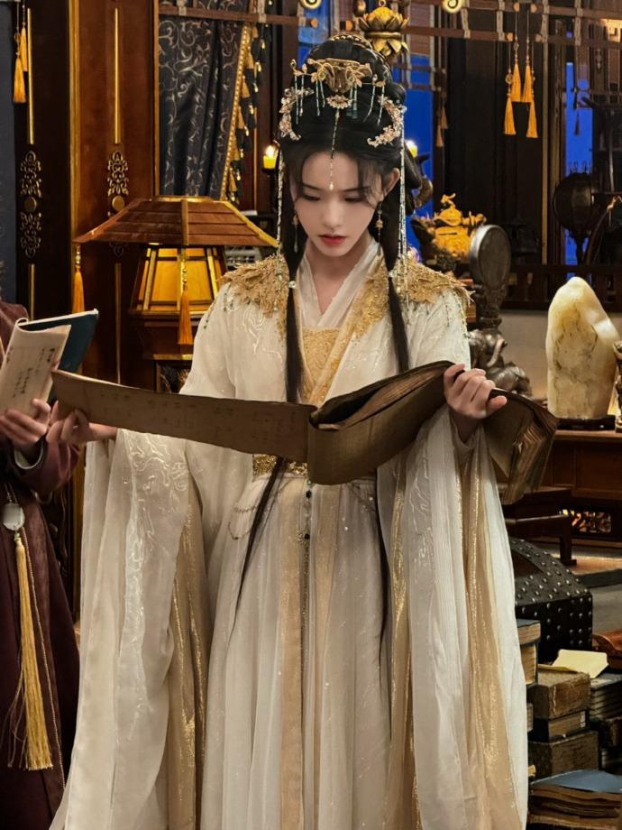 林允万窍斋基础穿搭就不基础 又是轻轻松松把我给美到了呀，《水龙吟》林允万窍斋基础