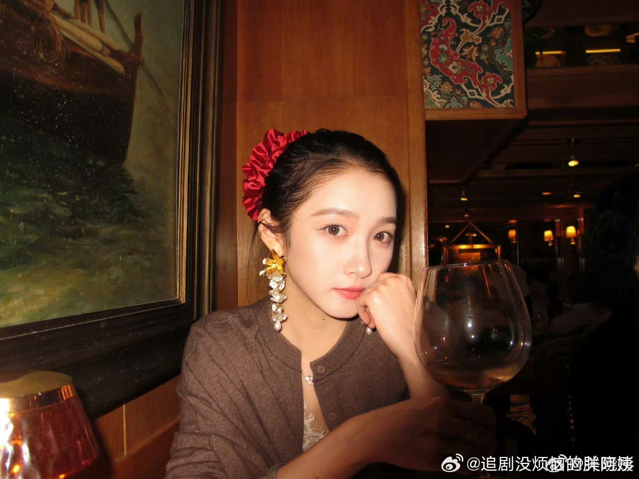 曝关晓彤vogue盛典古董高定曝关晓彤vogue穿古董高定 曝关晓彤今晚穿古董高