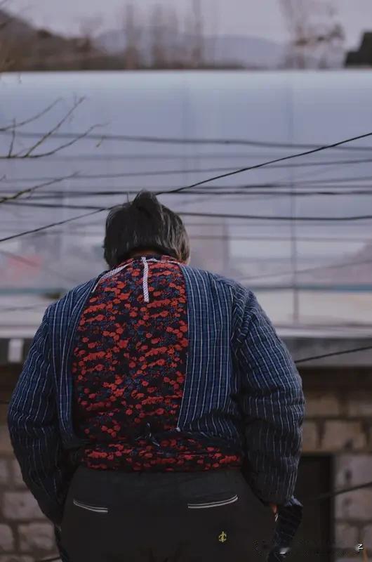 临近春节东北大姨排队烫头 临近春节，东北大姨们排队烫头成了一道独特风景。在沈阳铁