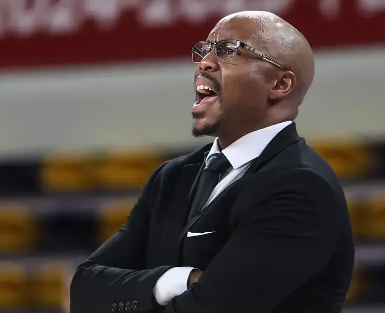 米切尔：这是一场可以拿下的比赛，在失误方面我们做得不好