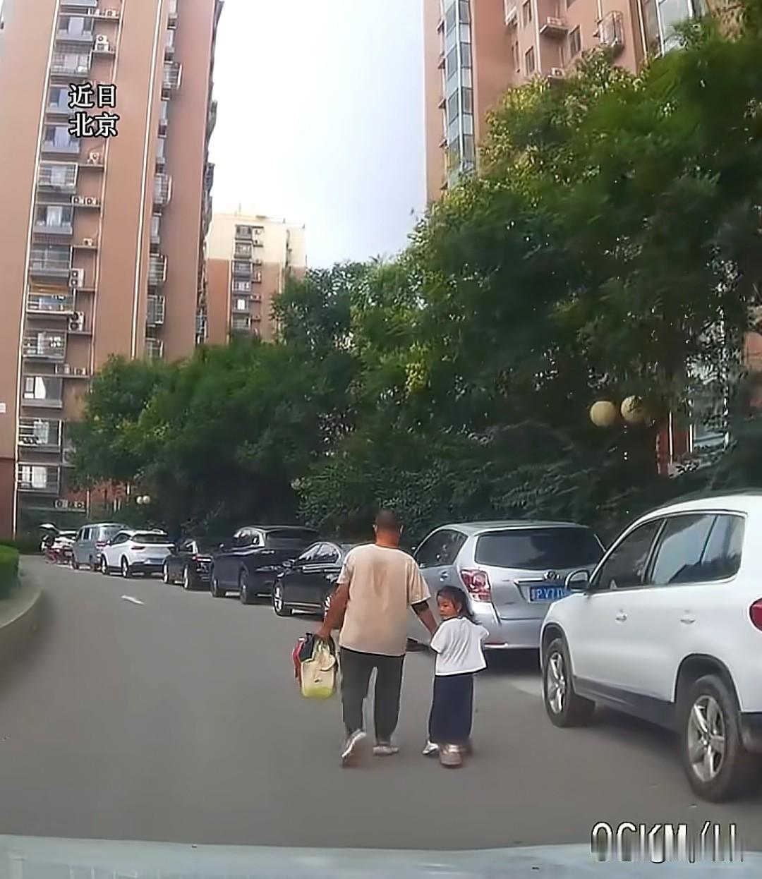 近日北京，“最近的雨真的说下就下没有一点防备”开车男子话音刚落暴雨倾泻而下，网友