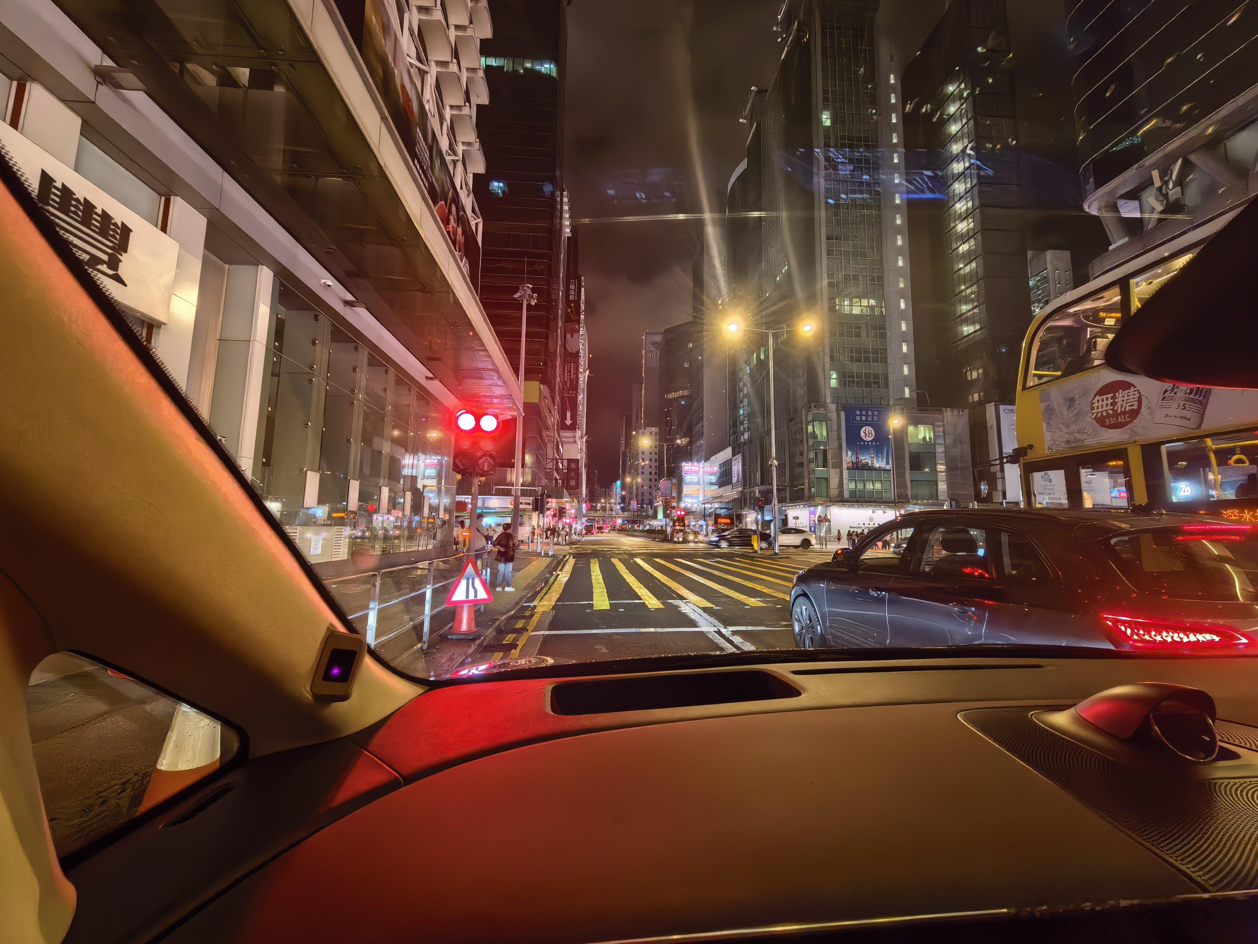 香港所有道路车辆红绿灯，都是矮小柱子，在两边。你们能找到？就是跟行人红绿灯，差不