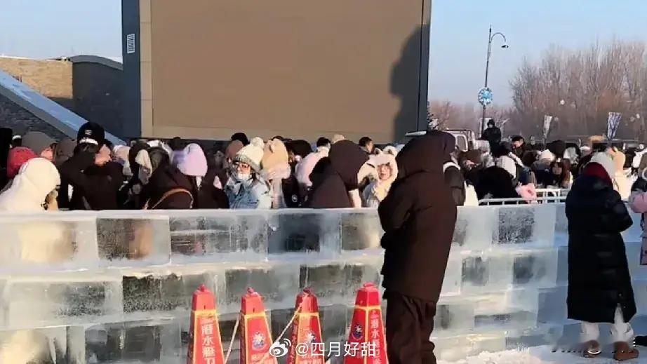 哈尔滨第26届冰雪大世界终于开园了，今天是第一天，上午十点开门儿，我看到来这里的