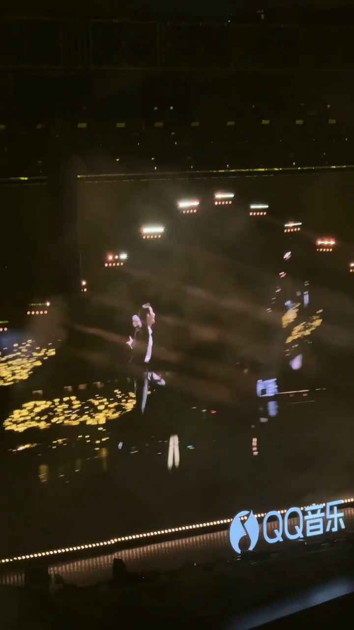 今晚的檀健次好会吧。。向小炭火奔跑过来这一幕是可以记一辈子的程度🥲檀健次今晚飞