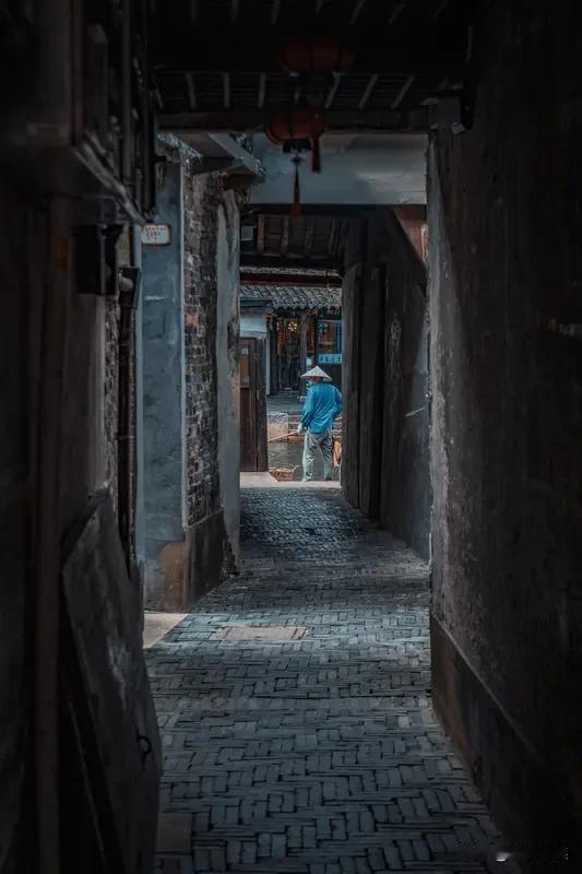 看到“浅浅深深河中水”这个上联，感觉特别有意境，河水的深浅变化一下就跃然眼前了。