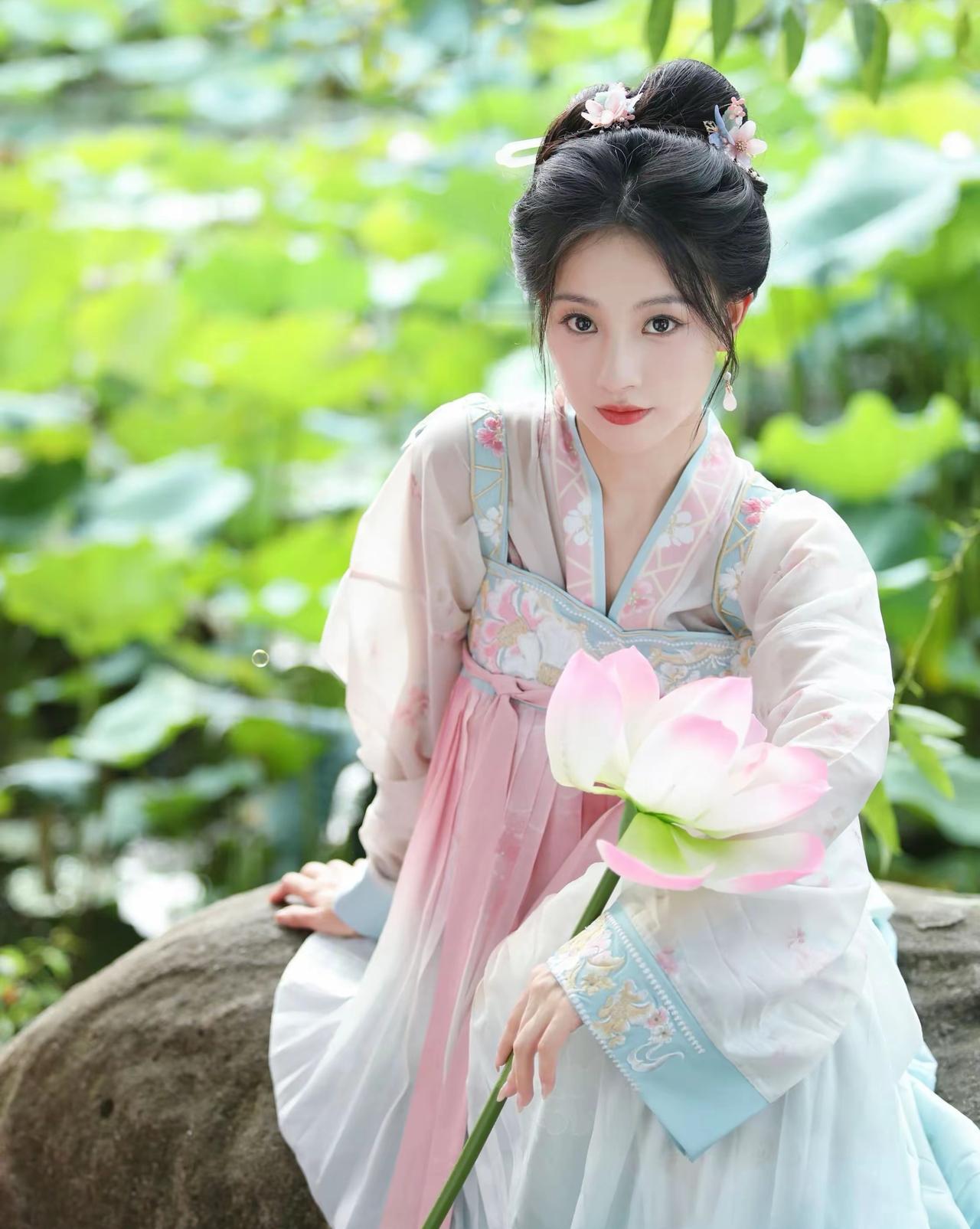 萨蛮•大柏地
毛泽东
赤橙黄绿青蓝紫，谁持彩练当空舞？雨后复斜阳，关山阵阵苍。