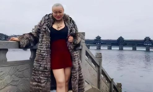 2019 年有光头女子穿皮草挂满豪车钥匙网上征婚，霸气放话谁娶她便直接送一辆宾利