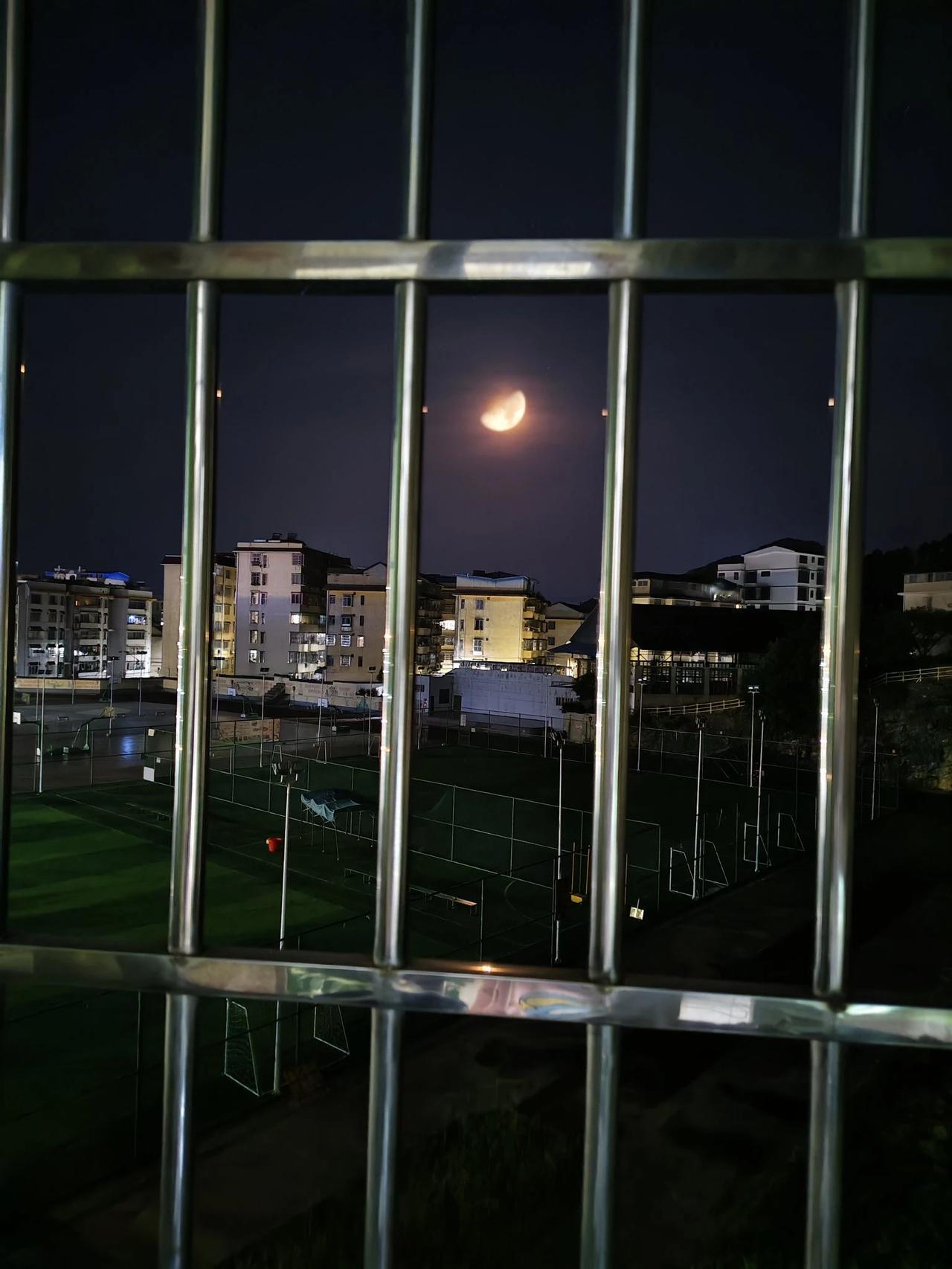 月下清辉照，楼前灯火明。用手机试拍窗外的银月，意境氛围感拉满，唯美又浪漫。
#晒