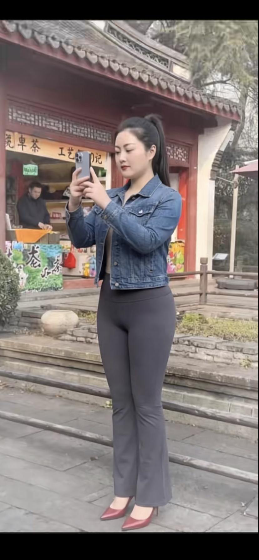 牛仔外套+灰色阔腿裤，优雅气质，轻松出街！