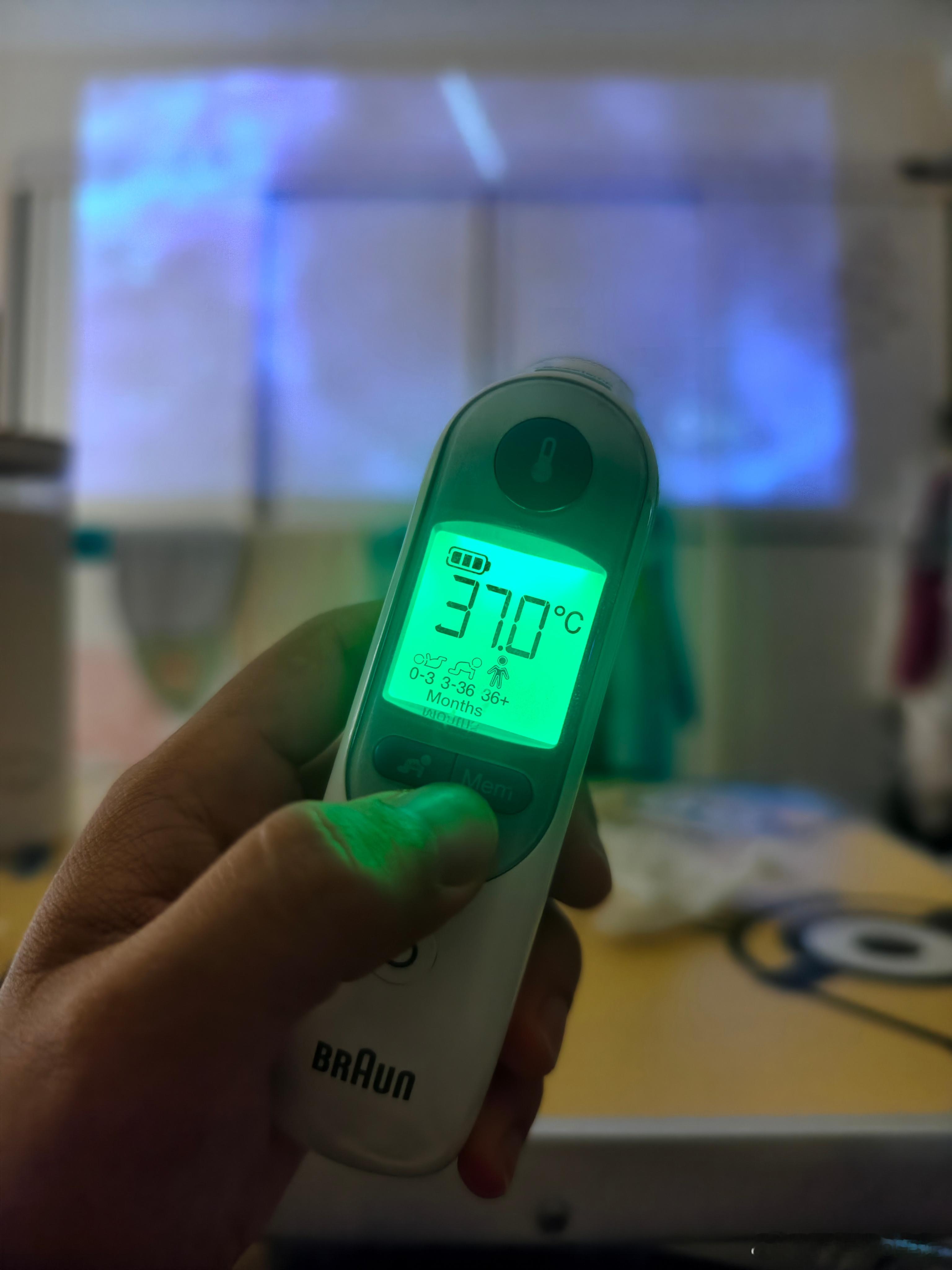这有烧跟没烧差距不大啊就是找个合理的理由偷个懒休息一天在房间陪儿子看高达电影！ 