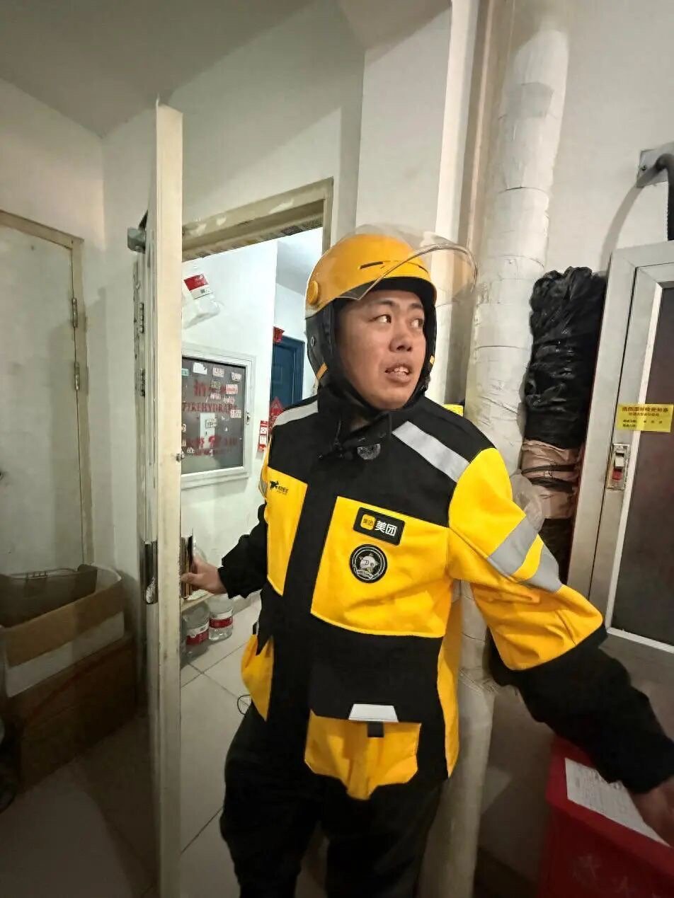 一个小哥的善举，救了一栋楼啊，值得表扬和奖励！外卖小哥发现燃气泄漏教科书式处置今