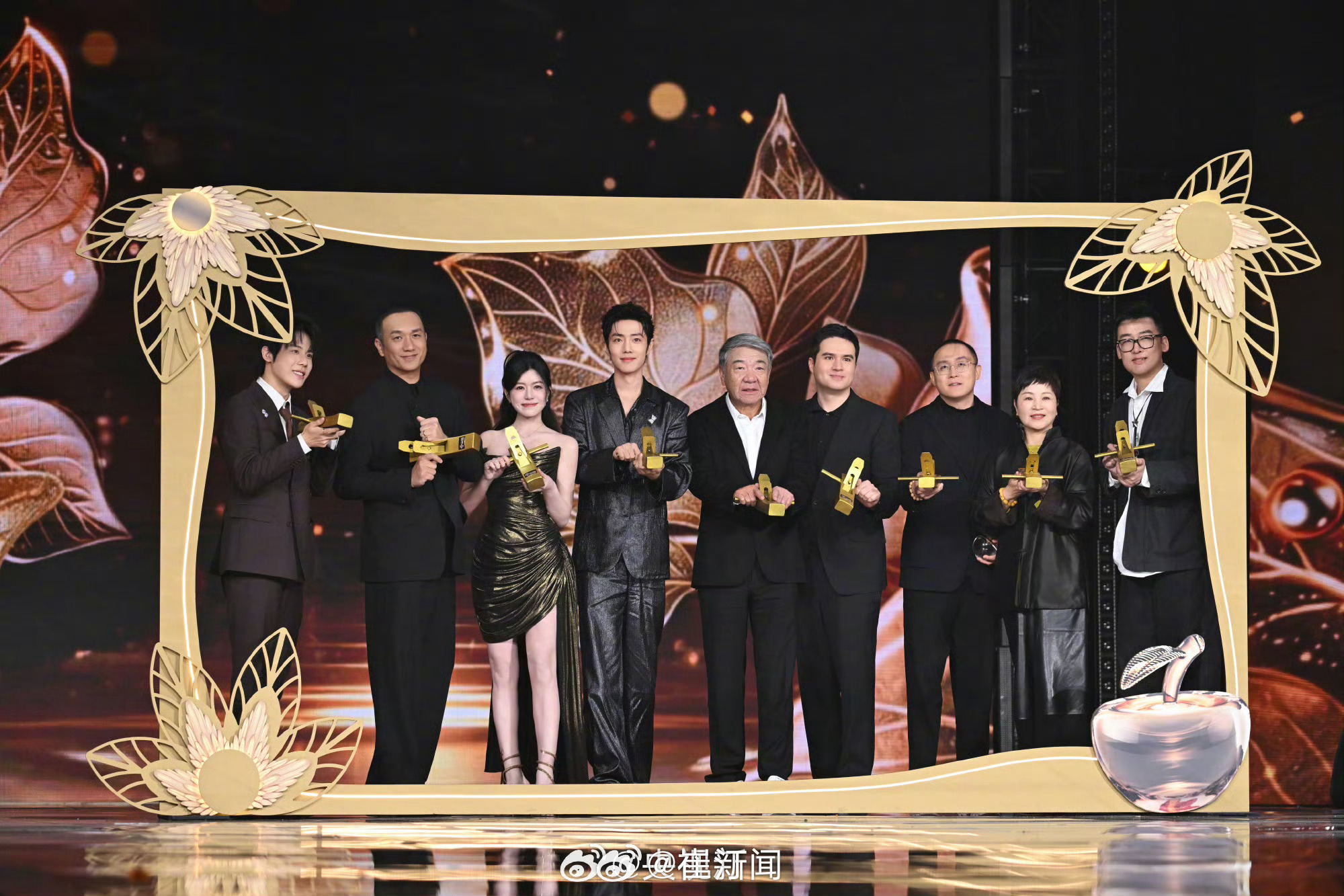 藏海传剧组合影《藏海传》剧组在品质盛典合影，好闪亮的组合，导演郑晓龙、主演肖战肖