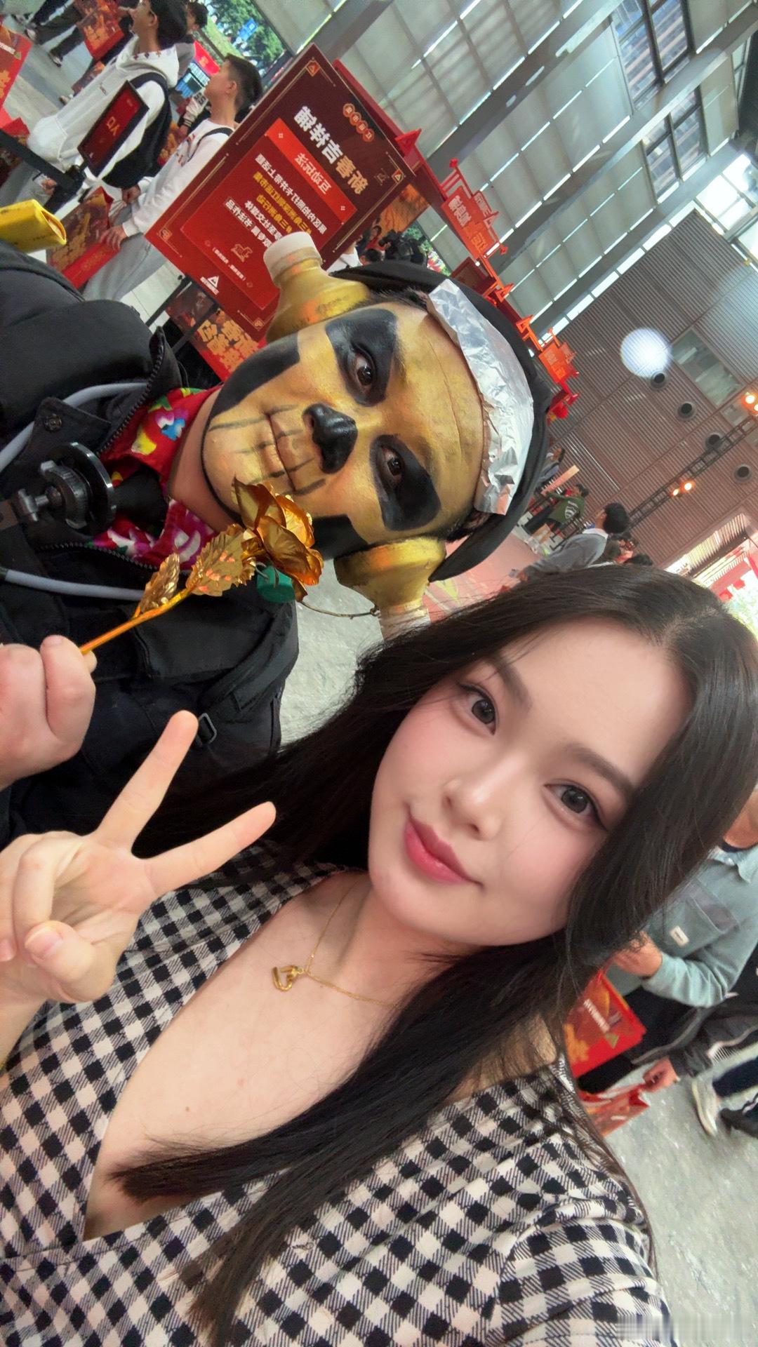 老铁们。忘记他叫啥了