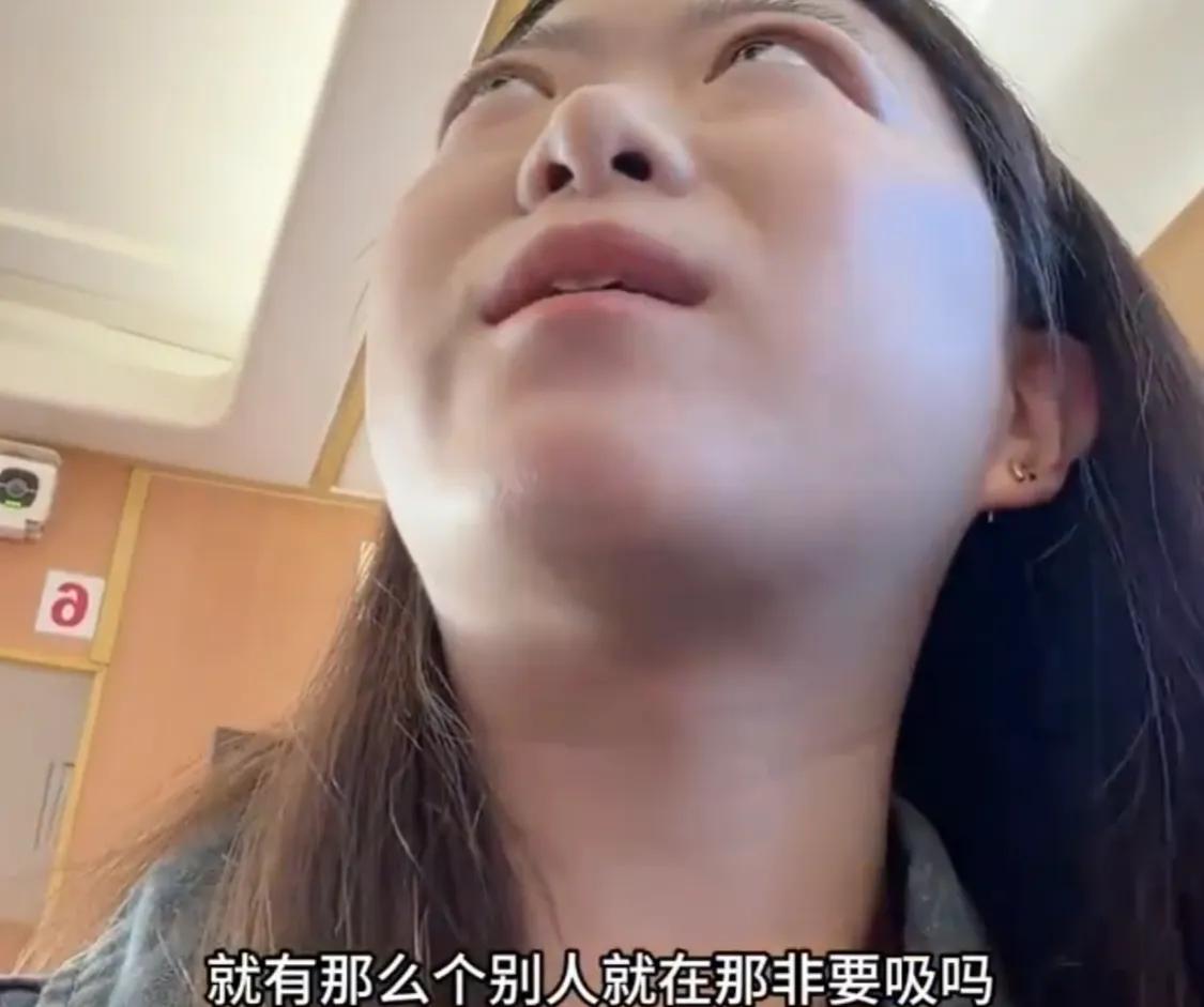 [月亮]太离谱！火车上女子因隔壁车厢有人抽烟，怒找列车长理论。列车长称此处为吸烟