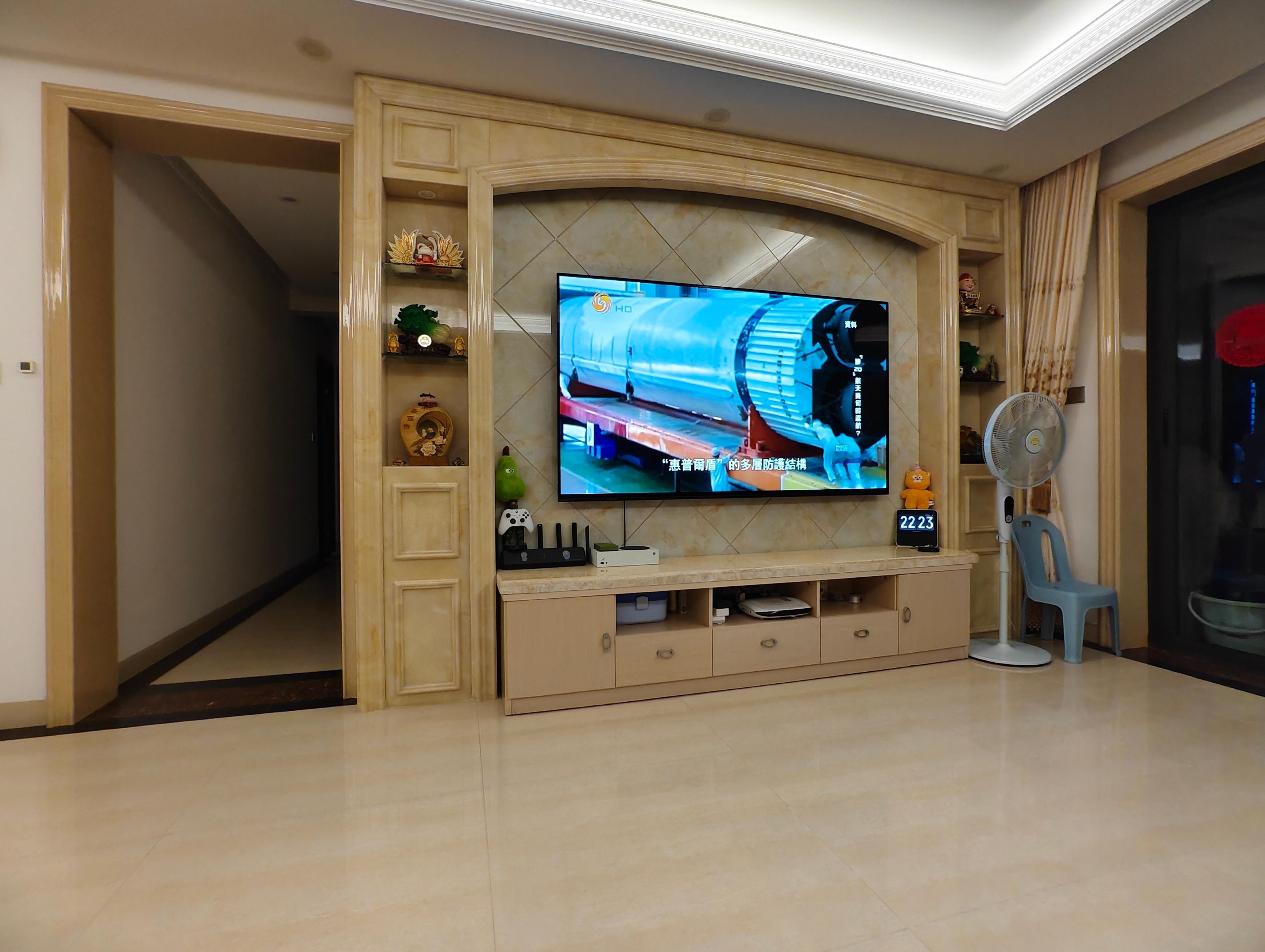 好想把这幅墙弄掉重新搞，不然放不下 100 寸的电视，奈何我爸就喜欢这种风格，无